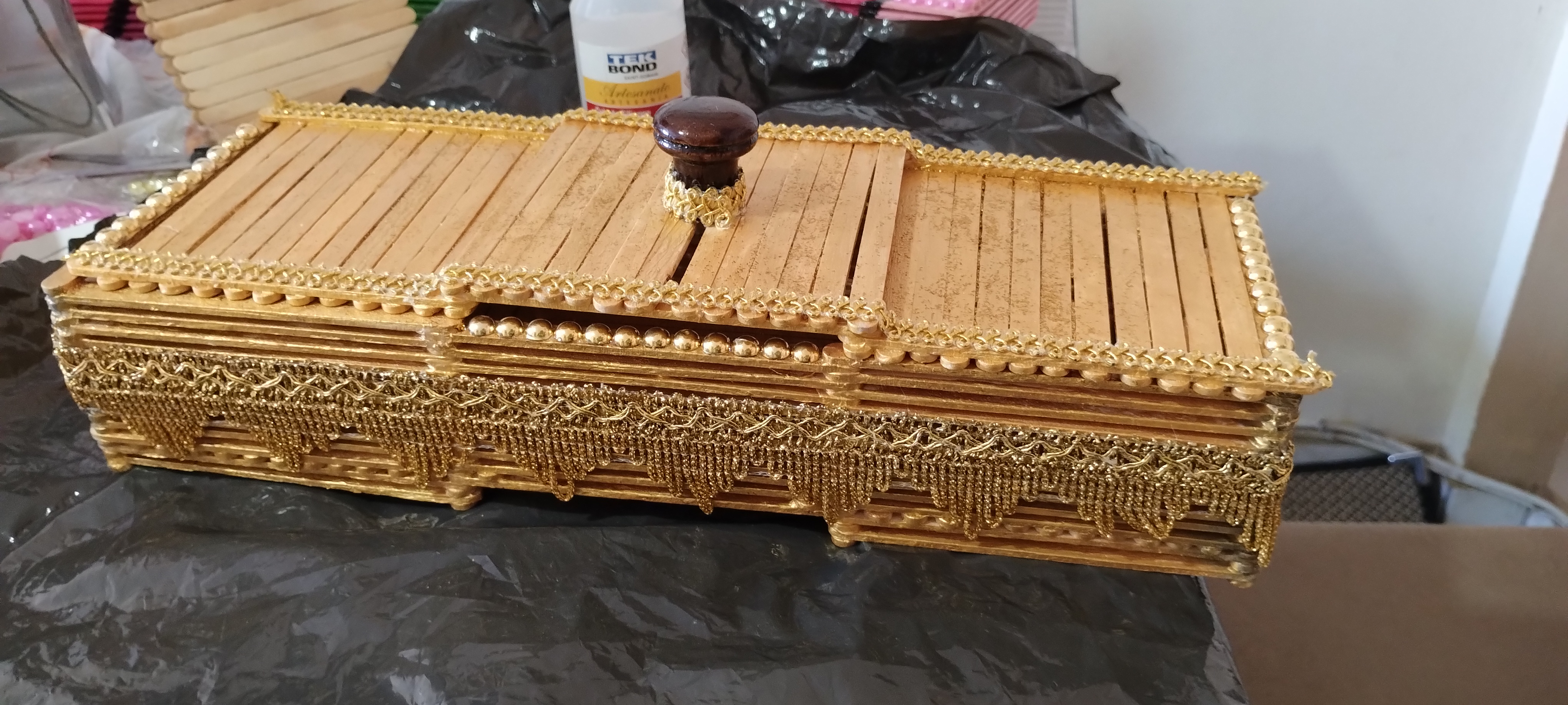 Caixinha dourada feita com palitos de sorvete