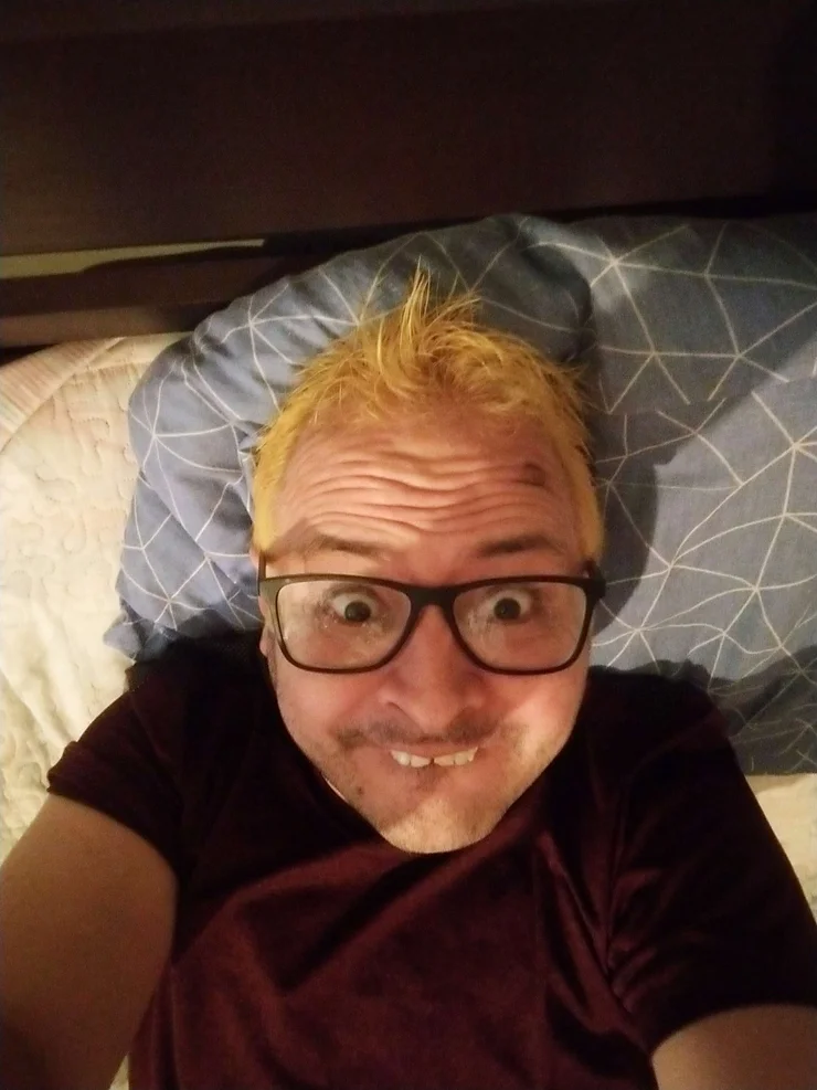 Pessoa com cabelo colorido sorrindo.