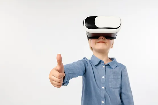 Criança usando óculos de realidade virtual.